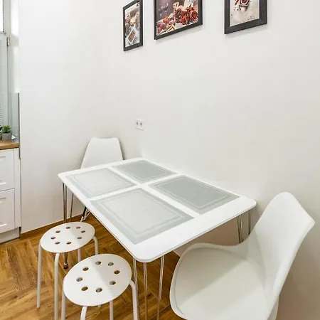 Three Bedroom On Rynok Square Appartement *